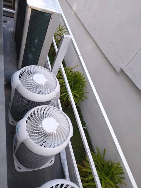 Cuidados técnicos durante limpeza de ar-condicionado realizada pela MARTINS REFRIGERAÇÃO em Joinville-SC