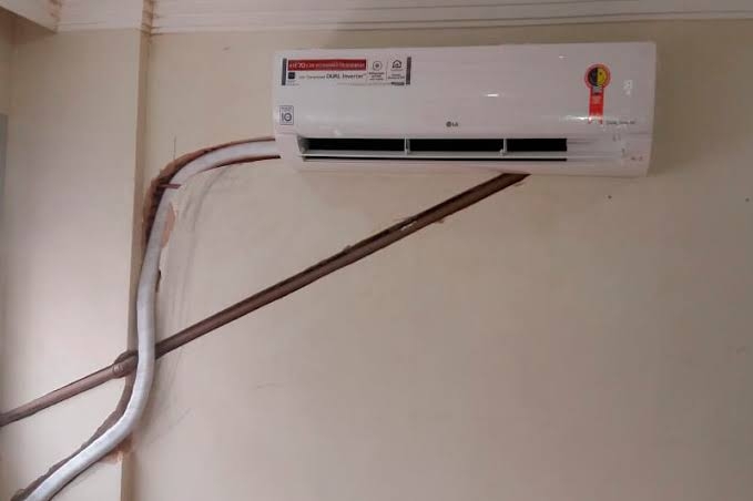 Procedimento de limpeza de ar-condicionado em atendimento técnico da MARTINS REFRIGERAÇÃO