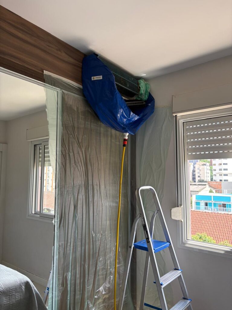 Atendimento técnico em sistema de ar-condicionado realizado em Joinville-SC