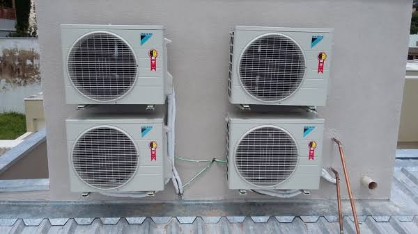Técnico em procedimento de climatização para sistema de ar-condicionado