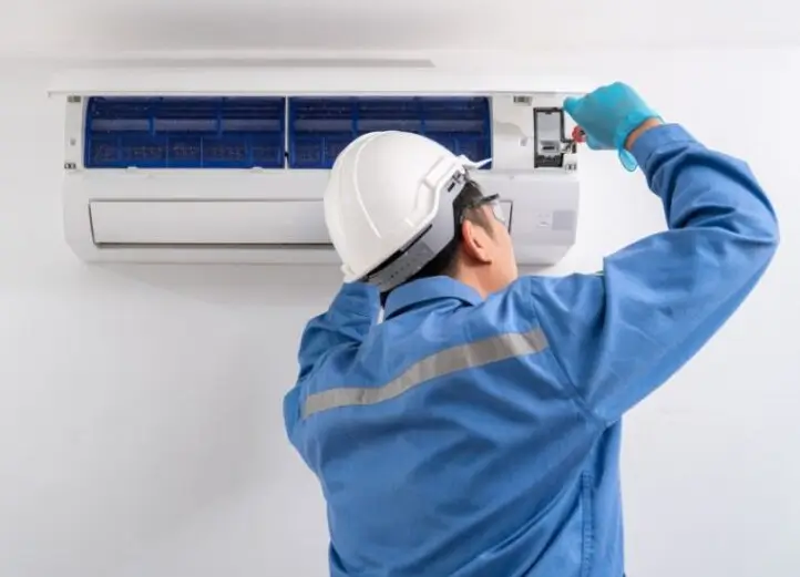Manutenção preventiva em ar-condicionado realizada pela MARTINS REFRIGERAÇÃO