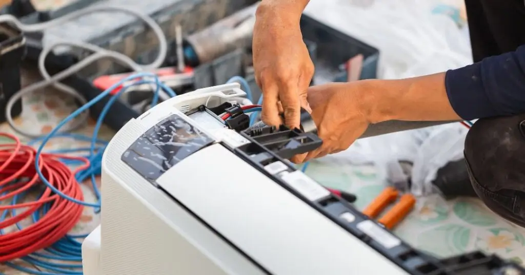 Conserto técnico de equipamento de ar-condicionado
