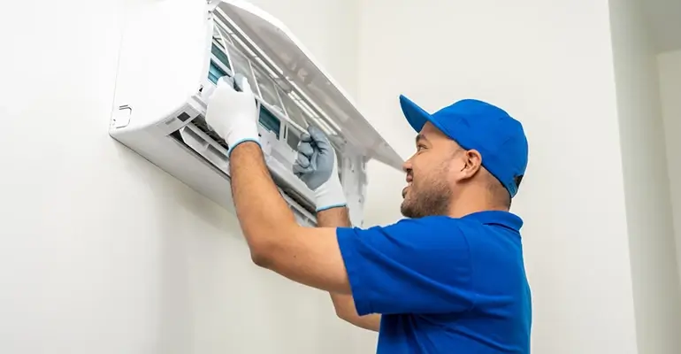 Técnico instalando ar-condicionado em ambiente residencial