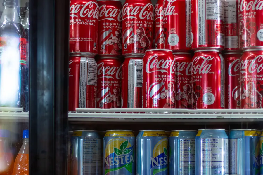 Freezer comercial com bebidas organizadas