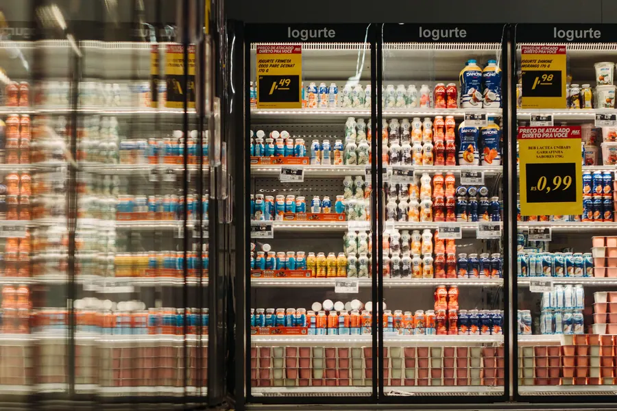 Expositores refrigerados em supermercado para refrigeração comercial
