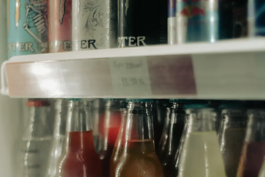 Bebidas em vitrine refrigerada comercial